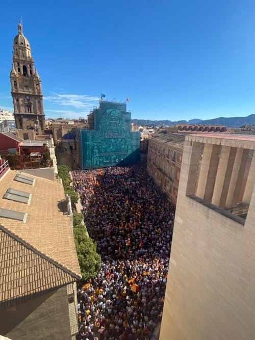López Miras sostiene que «la democracia española está en peligro» e insta a «una respuesta serena y firme»