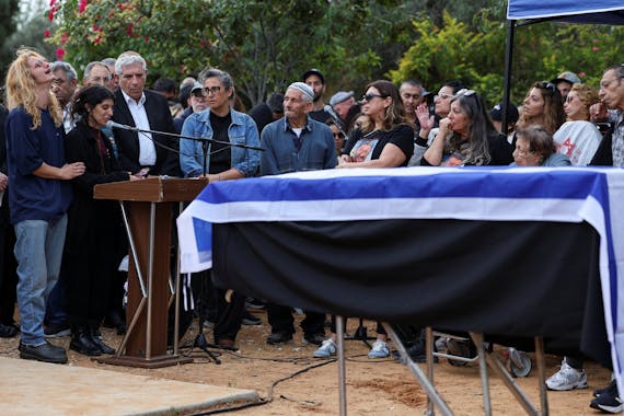 Aux funérailles d'un otage accidentellement tué par l'armée israélienne, la colère de la famille