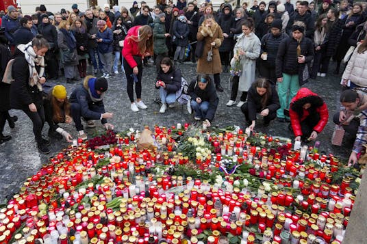 روشن کردن شمع بیاد قربانیان تیراندازی در پراگ به تاریخ جمعه ۲۲ دسامبر - عکس از آسوشیتدپرس