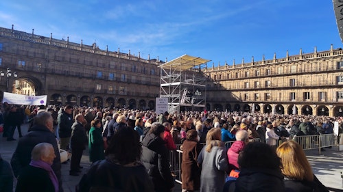 Miles de salmantinos reivindican en la Plaza Mayor trenes dignos: así se lo hemos contado en directo