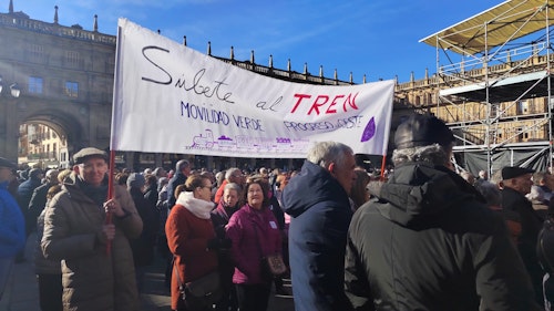 Miles de salmantinos reivindican en la Plaza Mayor trenes dignos: así se lo hemos contado en directo