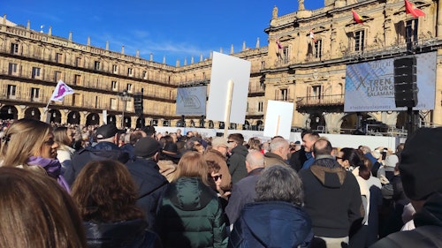 Miles de salmantinos reivindican en la Plaza Mayor trenes dignos: así se lo hemos contado en directo