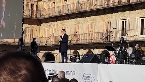 Miles de salmantinos reivindican en la Plaza Mayor trenes dignos: así se lo hemos contado en directo