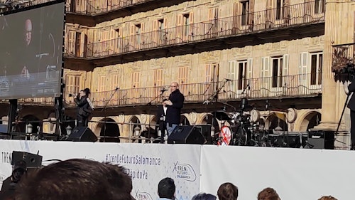 Miles de salmantinos reivindican en la Plaza Mayor trenes dignos: así se lo hemos contado en directo