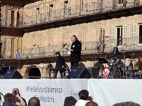 Miles de salmantinos reivindican en la Plaza Mayor trenes dignos: así se lo hemos contado en directo