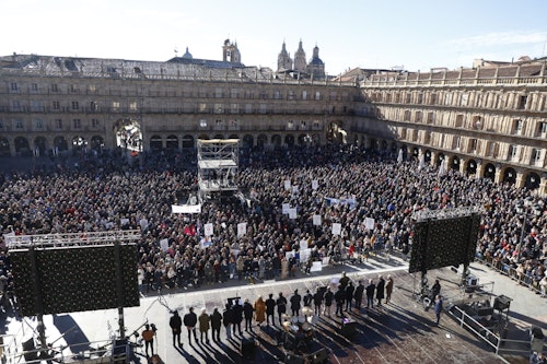 Miles de salmantinos reivindican en la Plaza Mayor trenes dignos: así se lo hemos contado en directo