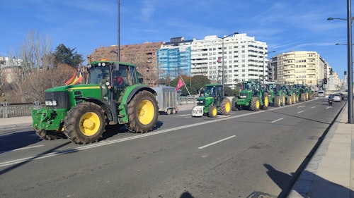 En directo | Los tractores se dirigen a la capital desde diferentes puntos