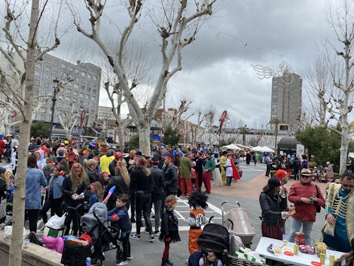 El tiempo da una tregua y llena San Francisco de disfraces