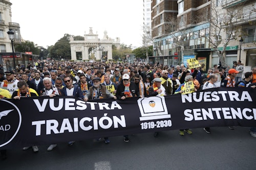 Así hemos contado la manifestación del valencianismo contra Peter Lim