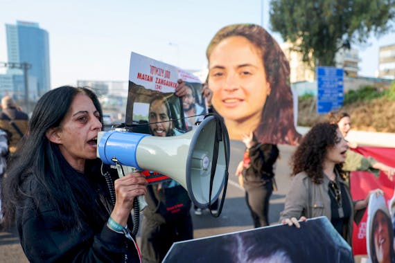 Des proches des otages israéliens bloquent une autoroute à Tel-Aviv