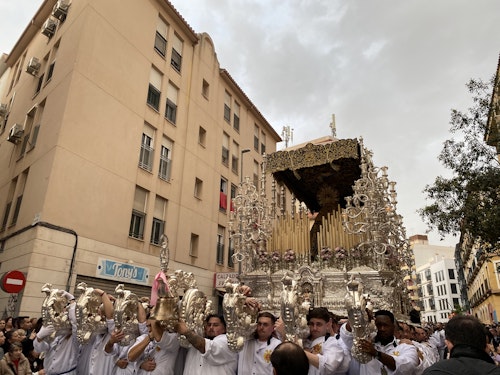 La lluvia afecta a dos procesiones y empaña un Domingo de Ramos sin seis cofradías en la calle