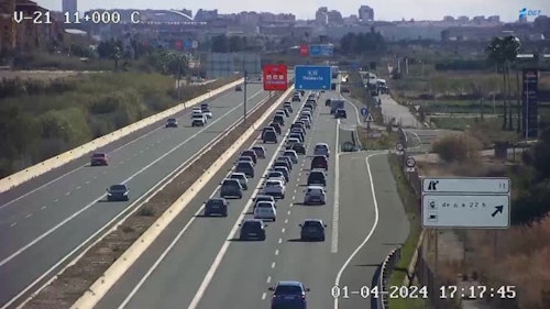 Un accidente provoca largas colas en la A-3 hacia Valencia durante la Operación Retorno de Semana Santa