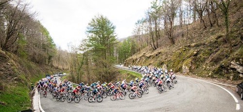 Etapa 3 de la Itzulia: Hermans se impone al sprint en Alsasua y Ayuso se cae a poco más de un kilómetro de la meta