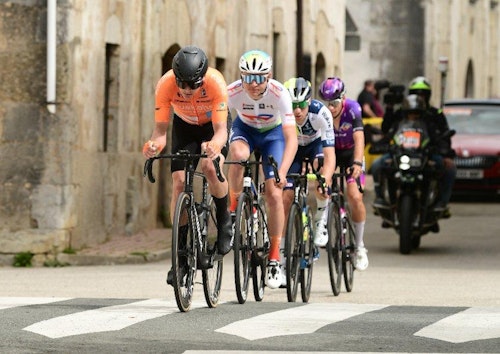 Etapa 3 de la Itzulia: Hermans se impone al sprint en Alsasua y Ayuso se cae a poco más de un kilómetro de la meta