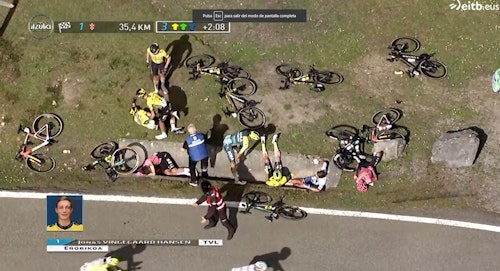 Jueves negro en la Itzulia: Vingegaard, Evenepoel y Roglic, los tres favoritos, abandonan tras una gravísima caída