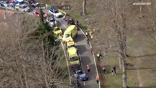 Jueves negro en la Itzulia: Vingegaard, Evenepoel y Roglic, los tres favoritos, abandonan tras una gravísima caída