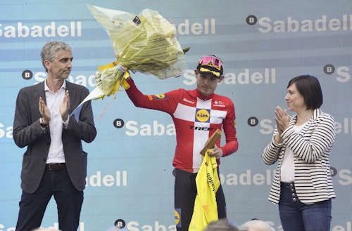 Jueves negro en la Itzulia: Vingegaard, Evenepoel y Roglic, los tres favoritos, abandonan tras una gravísima caída