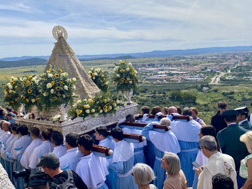 Bajada de la Virgen de la Montaña: el centro de Cáceres recibe a la patrona de la ciudad