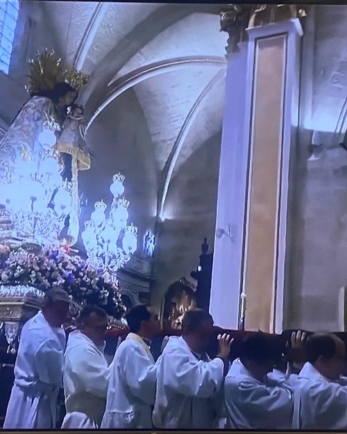 La Virgen de los Desamparados llena de devoción las calles de Valencia