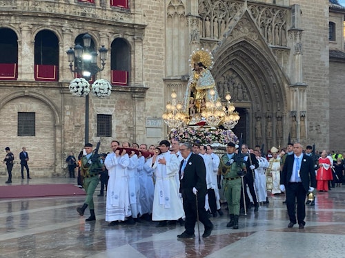 La Virgen de los Desamparados llena de devoción las calles de Valencia