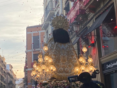 La Virgen de los Desamparados llena de devoción las calles de Valencia