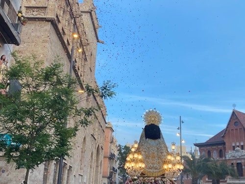 La Virgen de los Desamparados llena de devoción las calles de Valencia