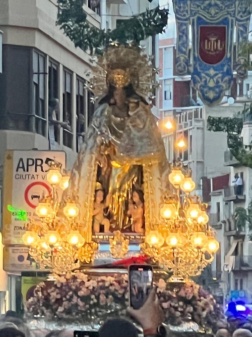 La Virgen de los Desamparados llena de devoción las calles de Valencia
