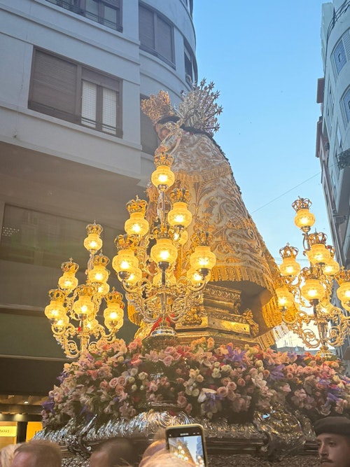 La Virgen de los Desamparados llena de devoción las calles de Valencia