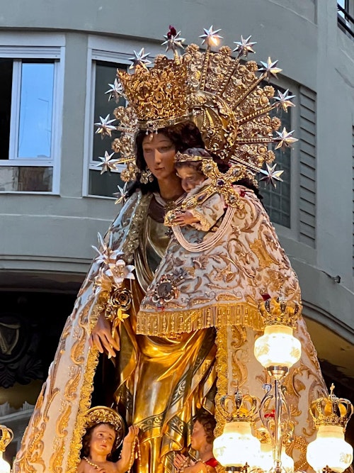 La Virgen de los Desamparados llena de devoción las calles de Valencia