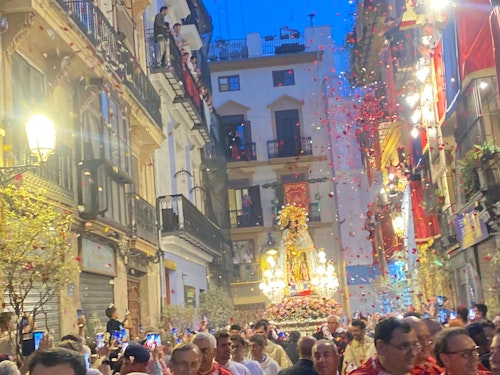 La Virgen de los Desamparados llena de devoción las calles de Valencia