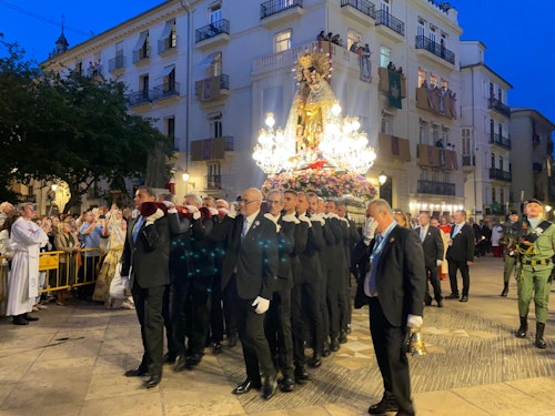 La Virgen de los Desamparados llena de devoción las calles de Valencia