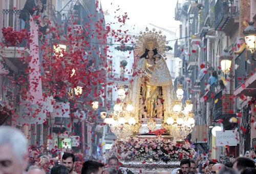 La Virgen de los Desamparados llena de devoción las calles de Valencia