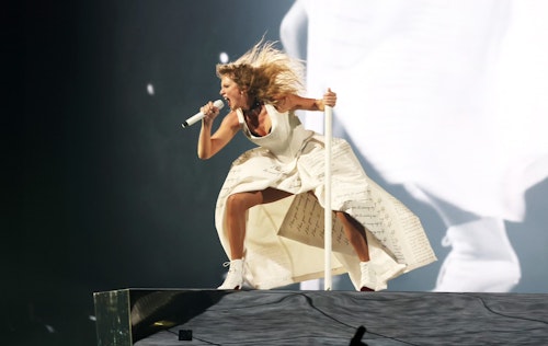 Taylor Swift en Madrid, en directo: horario, duración, cortes de tráfico y última hora del concierto en el Bernabéu hoy