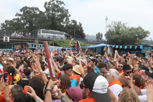 El Xiringüelu, en directo: Pravia vive su folixa más multitudinaria