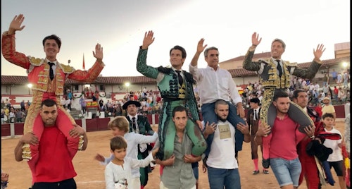 Todos a hombros con emotivos Victorinos en Guijuelo