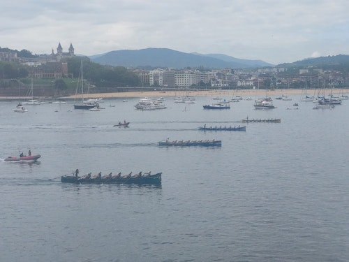 En directo, la primera jornada de la Bandera de La Concha: dominio aplastante de Urdaibai, que mete 14 segundos a Zierbena, segundo clasificado