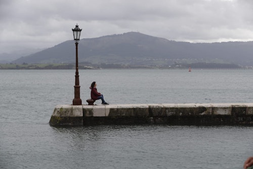 La marea viva lleva al límite a los muelles de Cantabria
