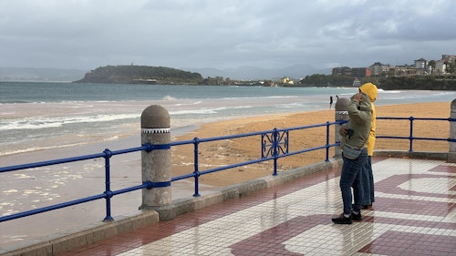 La marea viva lleva al límite a los muelles de Cantabria