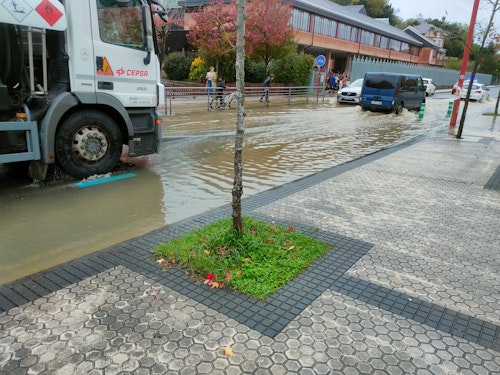 Gipuzkoa, en alerta naranja por lluvias: Inundaciones en Bidasoa y Errenteria y desbordamientos en Zumaia