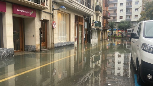 Gipuzkoa, en alerta naranja por lluvias: Inundaciones en Bidasoa y Errenteria y desbordamientos en Zumaia
