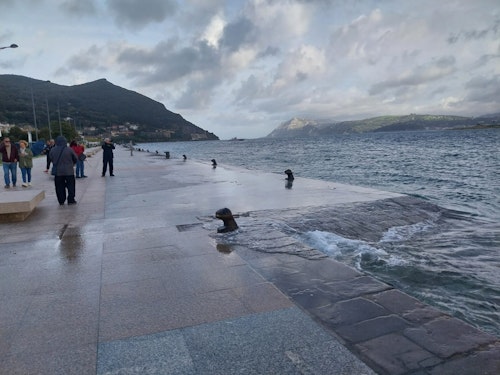 La marea viva lleva al límite a los muelles de Cantabria