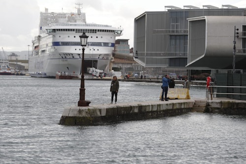 La marea viva lleva al límite a los muelles de Cantabria
