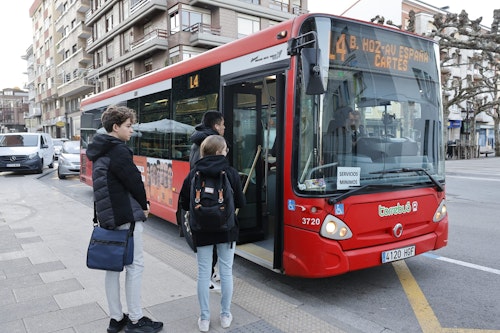 La jornada de huelga de autobuses y ambulancias en Cantabria, en directo