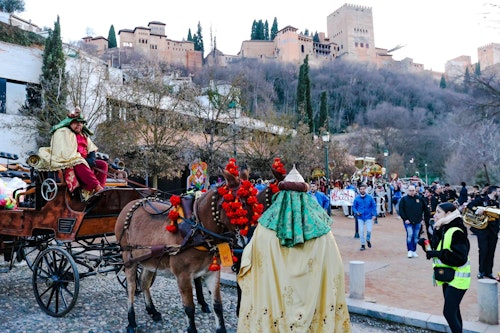 Así hemos vivido la Cabalgata del Heraldo Real en Granada