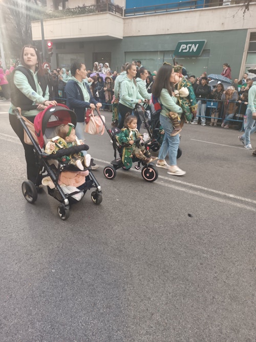 Así hemos contado el desfile infantil de comparsas del Carnaval de Badajoz