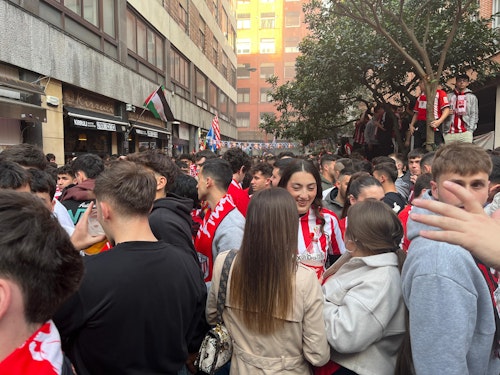Directo: la Ertzaintza carga en la explanada de San Mamés y detiene a un aficionado