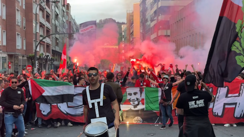 Directo: la Ertzaintza carga en la explanada de San Mamés y detiene a un aficionado