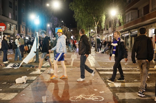 Directo: la Ertzaintza carga en la explanada de San Mamés y detiene a un aficionado