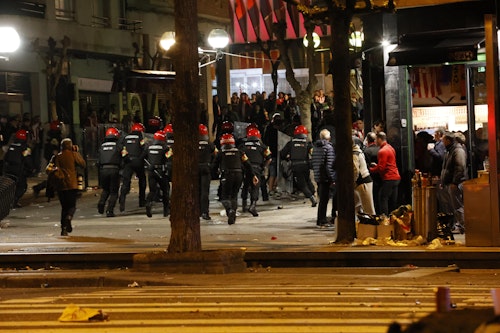 Directo: la Ertzaintza carga en la explanada de San Mamés y detiene a un aficionado