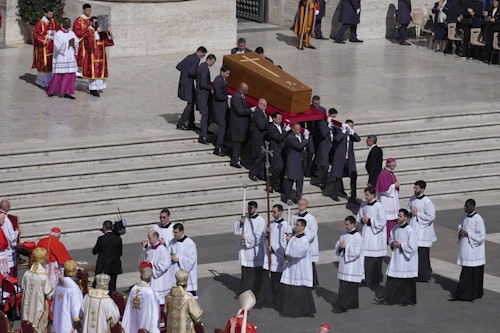 مراسم تشییع جنازه پاپ فرانسیس رسما آغاز شد